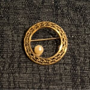Vintage Winard Gold Brooch with Pearl Accent